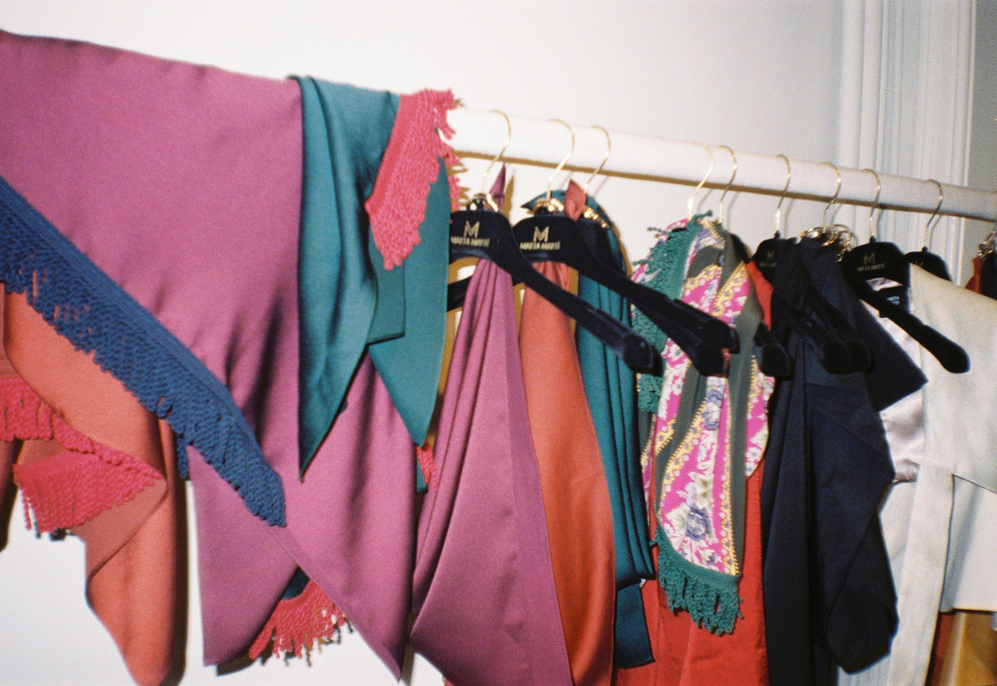 PAÑUELO VERDE CON FLECOS GRANATES