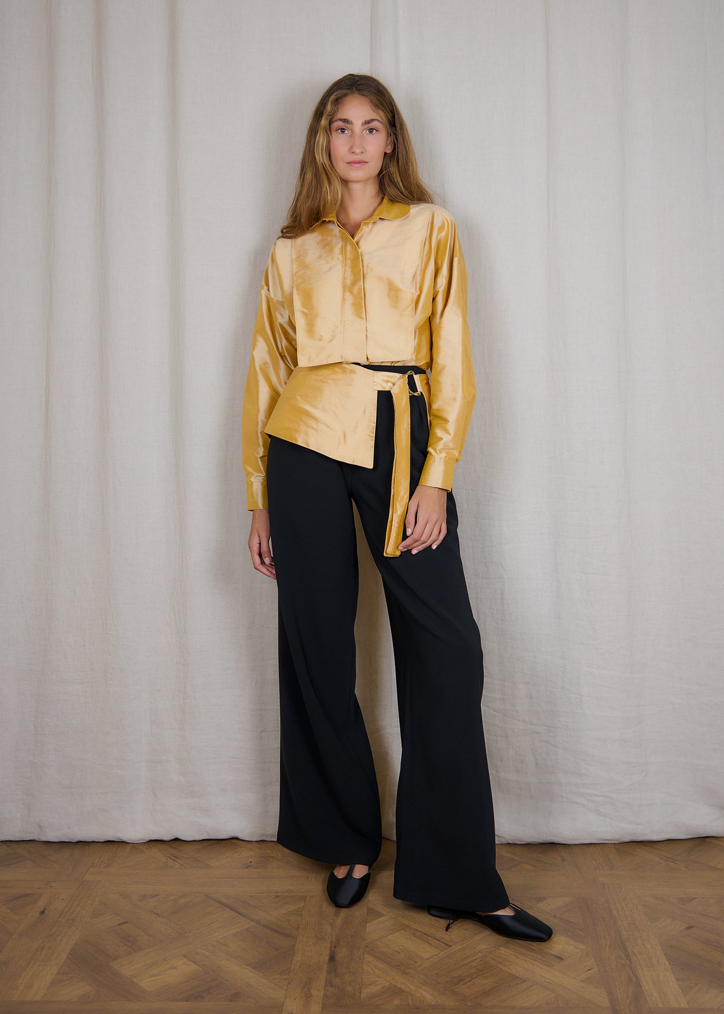 Conjunto Camisa Gina Seda Dorada con cinturón Marta Martí