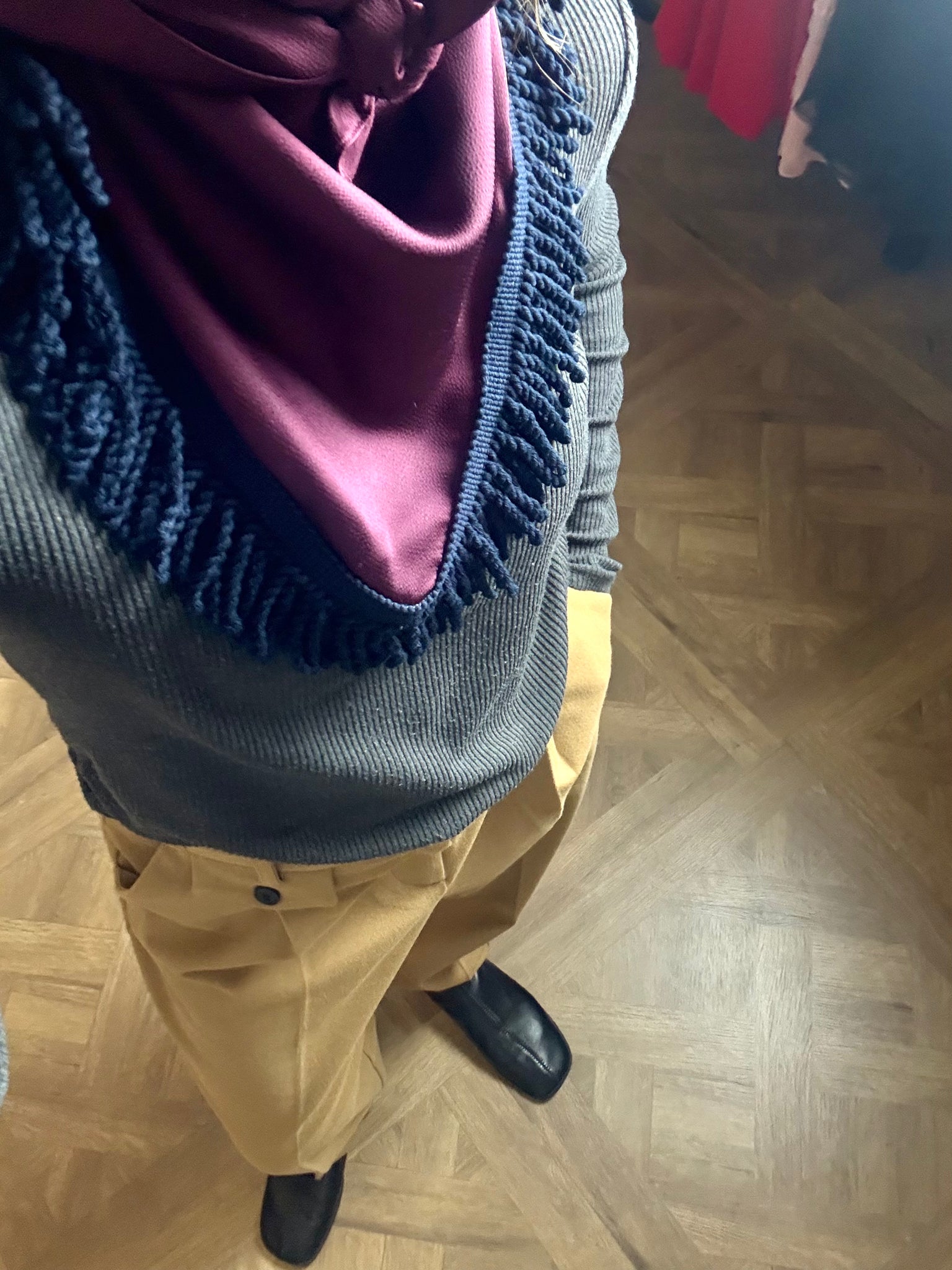 PAÑUELO GRANATE CON FLECOS AZULES