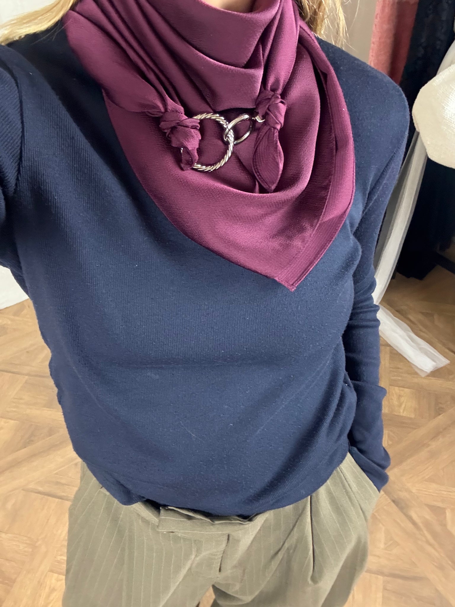 PAÑUELO GRANATE CON PIEZAS BROCHE