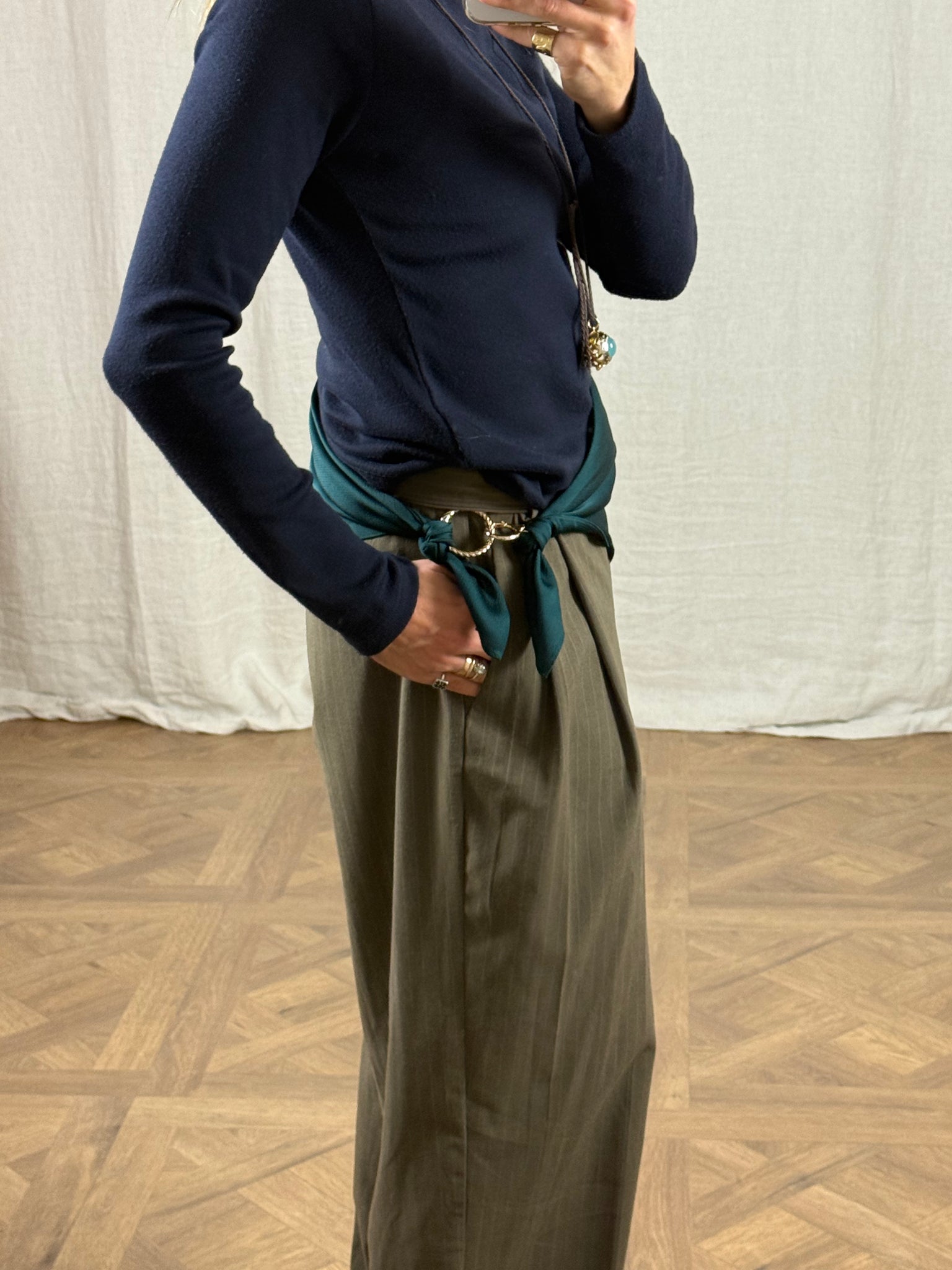 PAÑUELO VERDE CON PIEZAS BROCHE