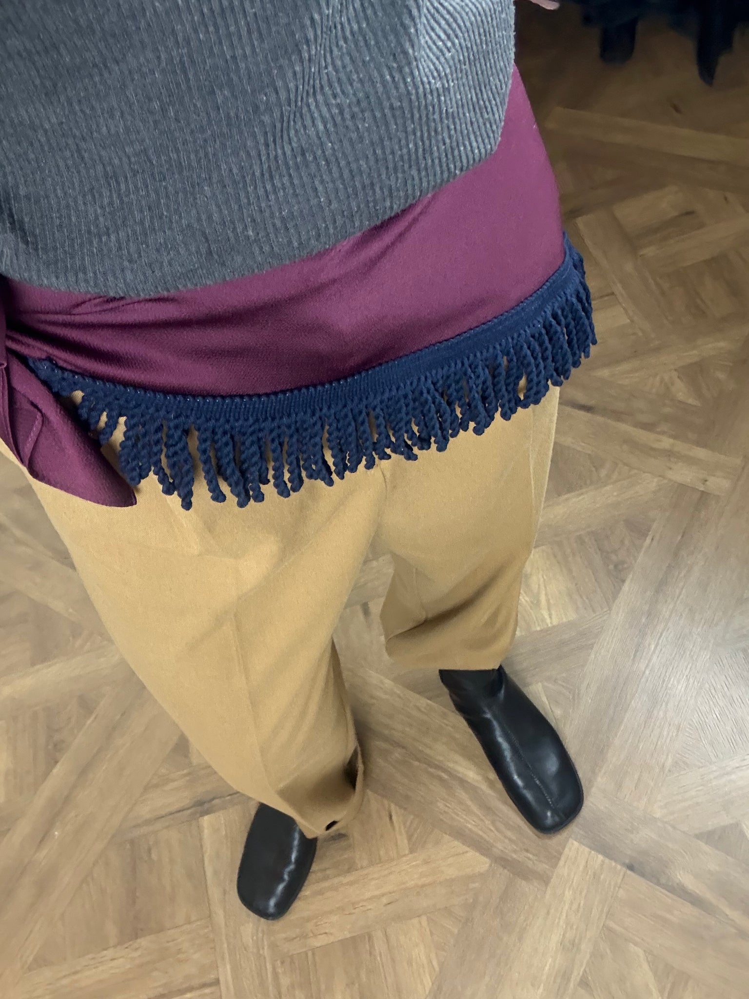 PAÑUELO GRANATE CON FLECOS AZULES