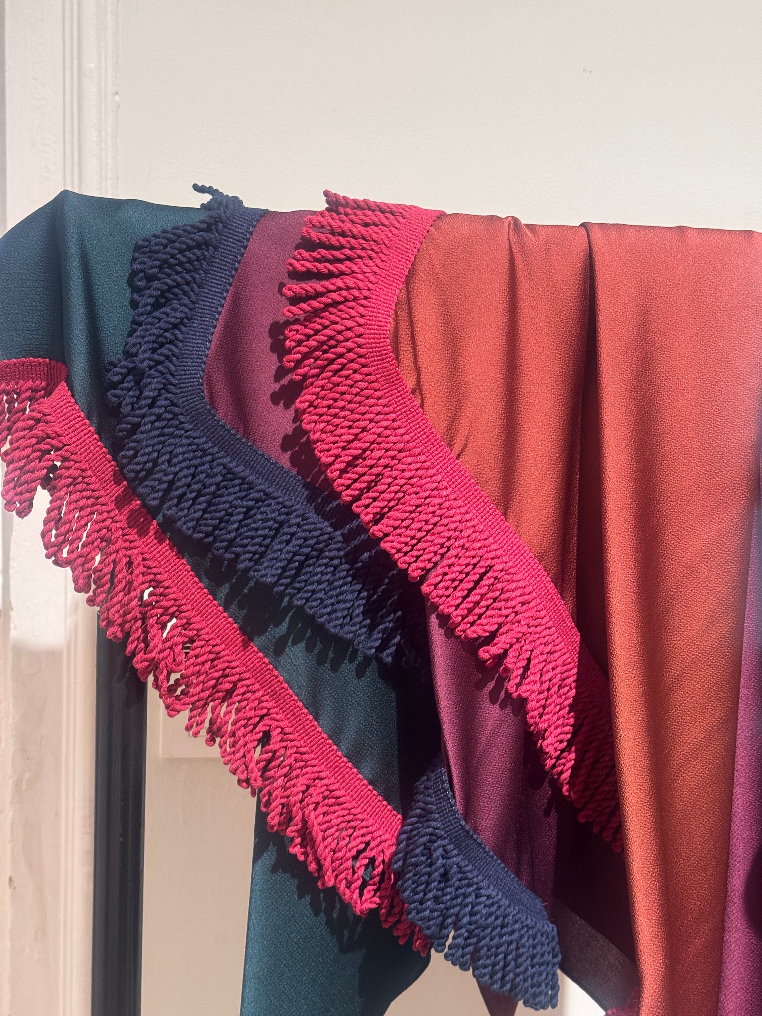 PAÑUELO MARRÓN CON FLECOS GRANATES