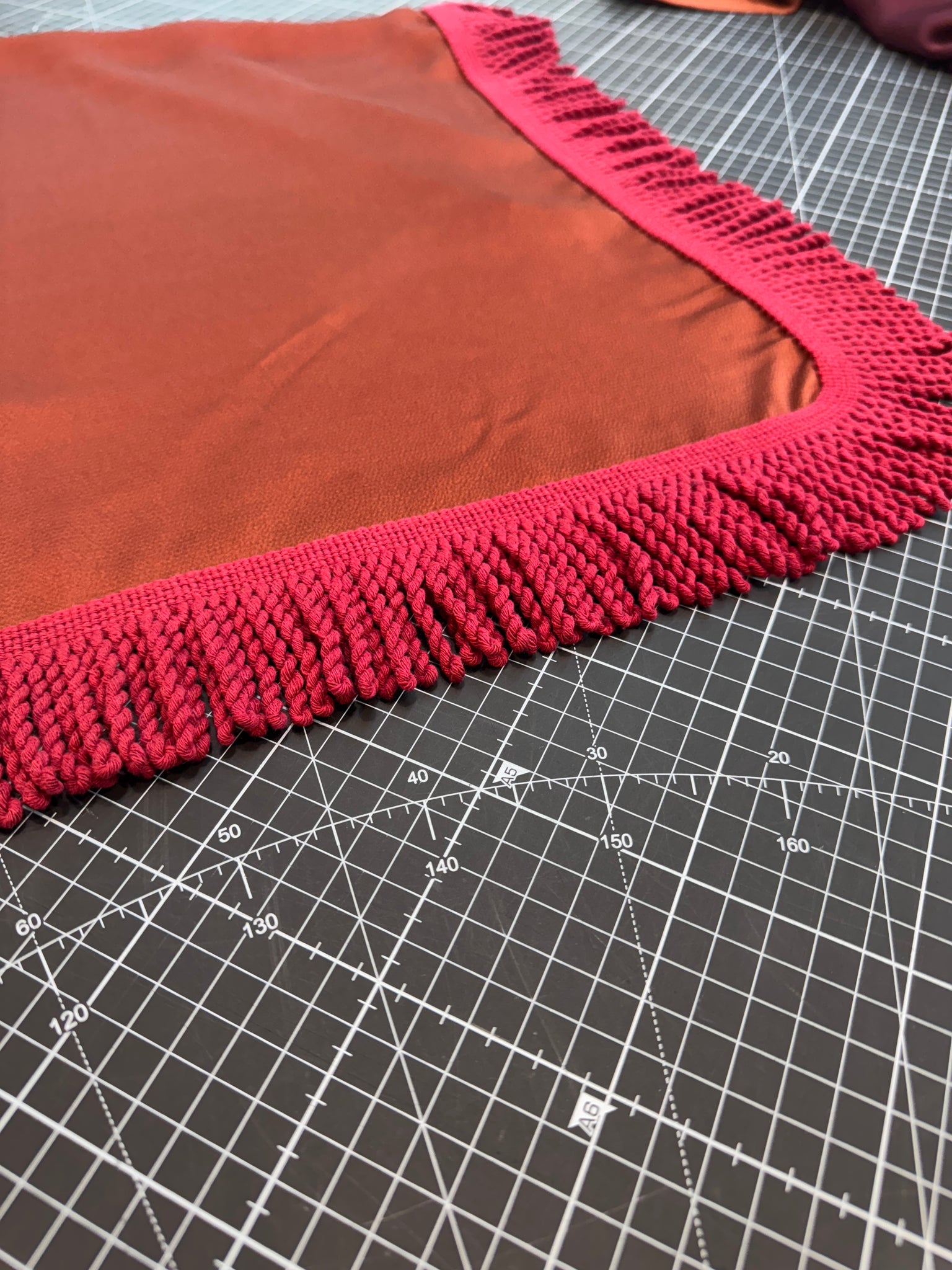 PAÑUELO MARRÓN CON FLECOS GRANATES