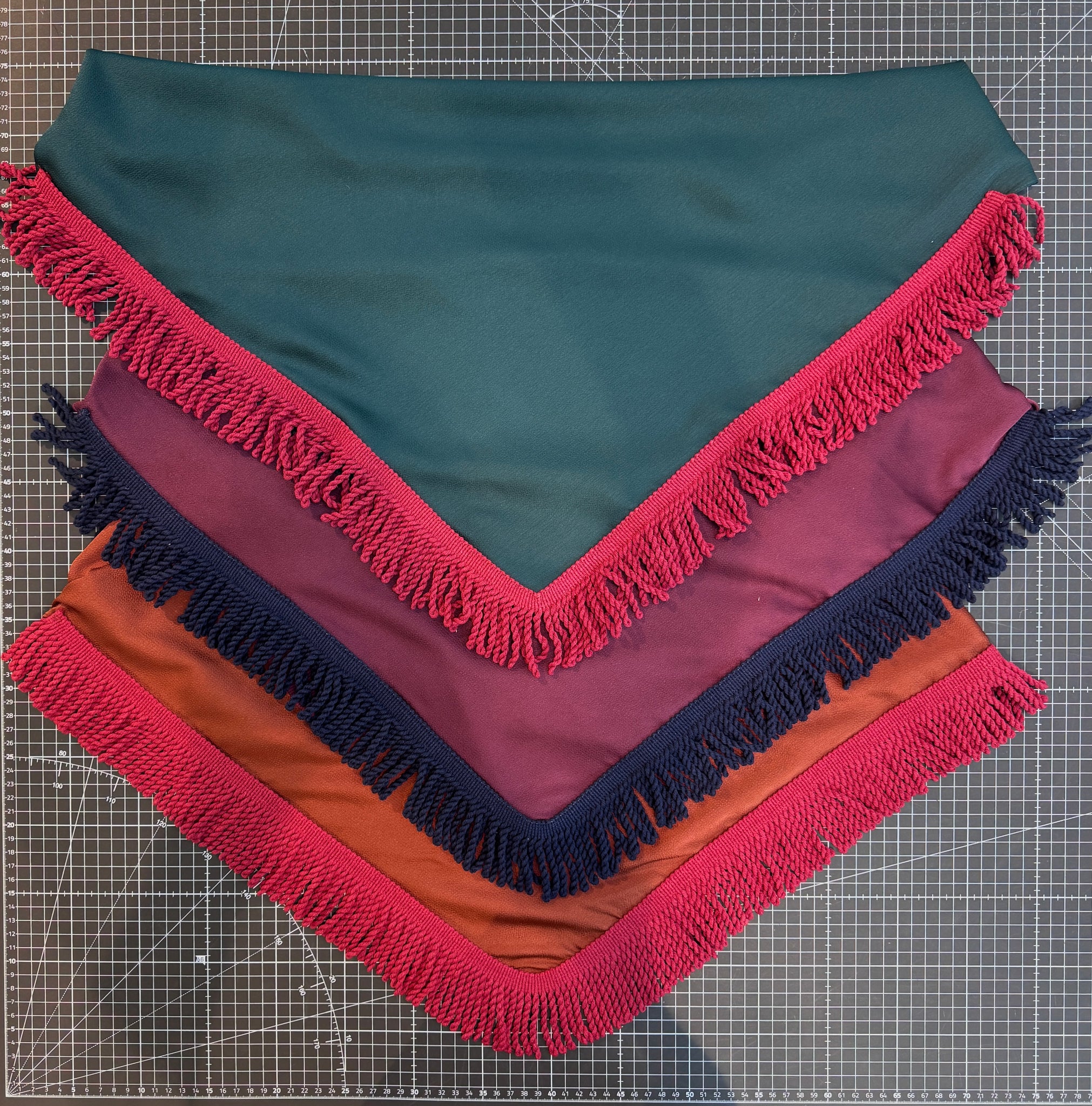 PAÑUELO VERDE CON FLECOS GRANATES