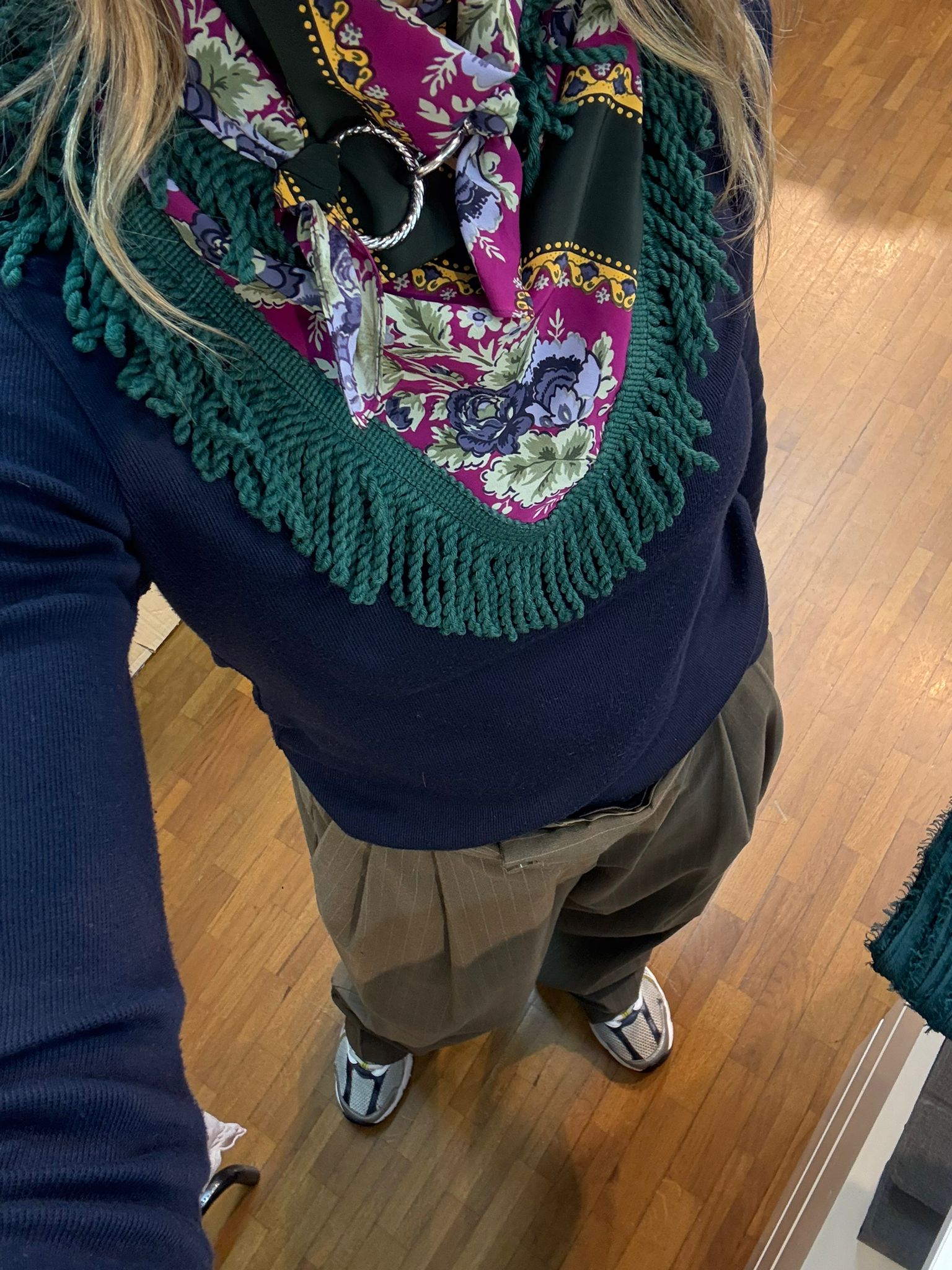 PAÑUELO VERDE CON FLECOS GRANATES